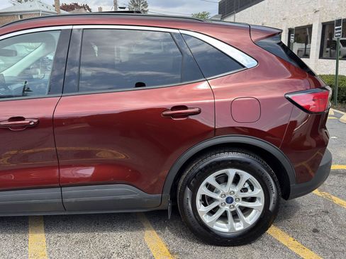 Used 2021 Ford Escape SE w/ Cold Weather Package FWD image 2
