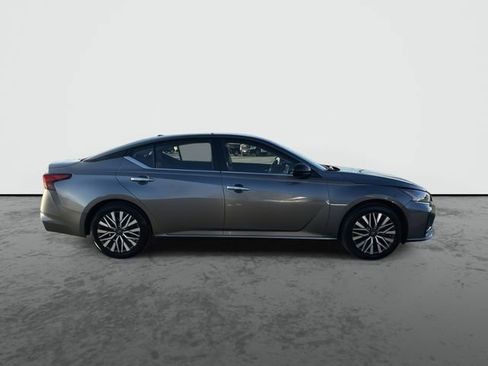 Used 2024 Nissan Altima 2.5 SV image 9