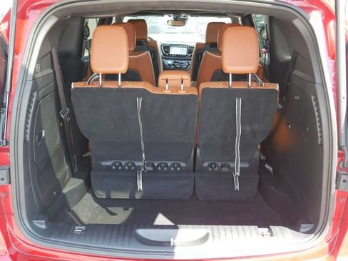 Used 2025 Chrysler Pacifica Pinnacle FWD image 11