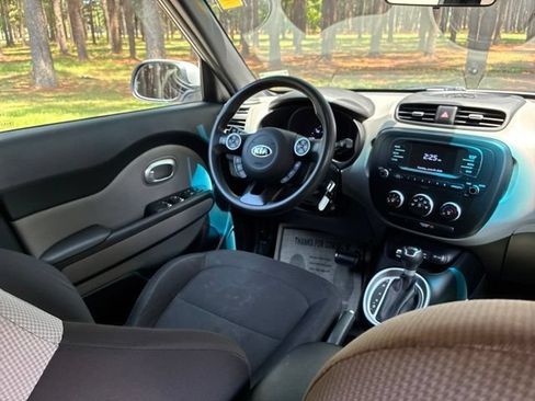 Used 2018 Kia Soul FWD image 25