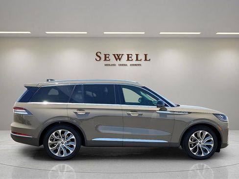 Used 2025 Lincoln Aviator 2WD image 6