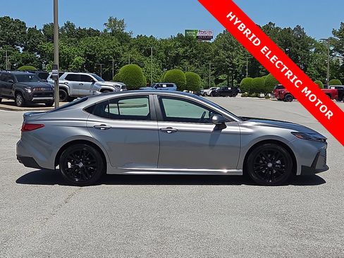 Used 2025 Toyota Camry SE FWD image 6