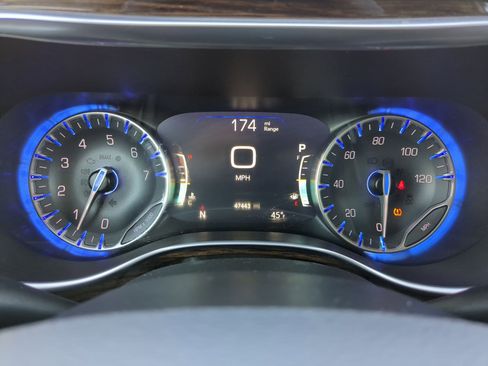 Used 2024 Chrysler Pacifica Limited image 17