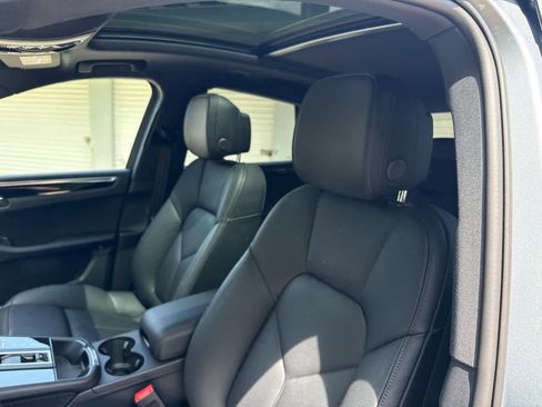 Used 2026 Porsche Macan AWD/4WD image 10