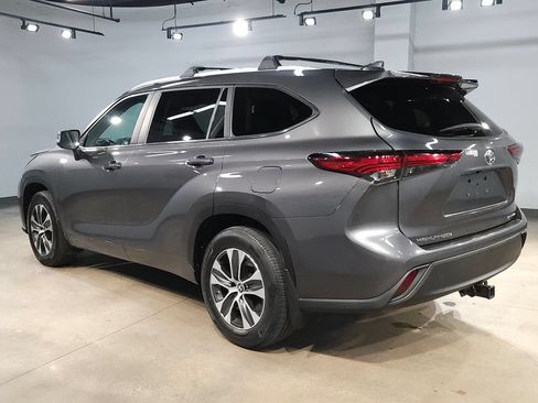 Used 2023 Toyota Highlander XLE AWD/4WD image 5