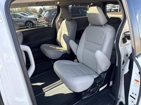 Used 2020 Toyota Sienna Limited Premium image 17