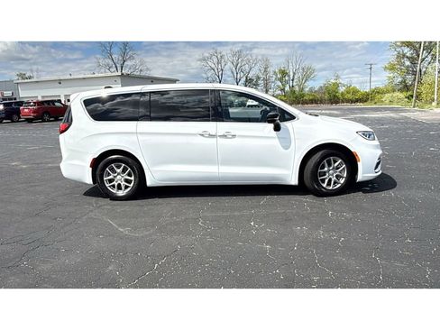 Used 2025 Chrysler Pacifica Select FWD image 9