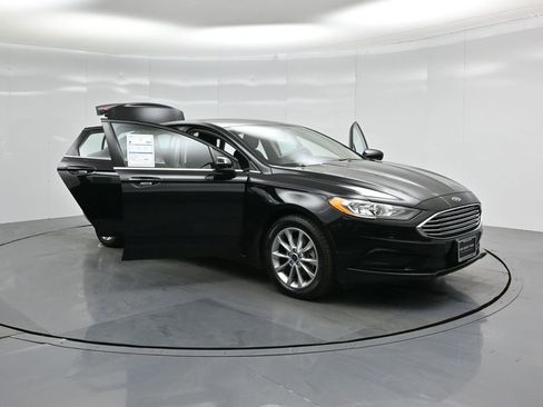 Certified 2017 Ford Fusion SE image 30