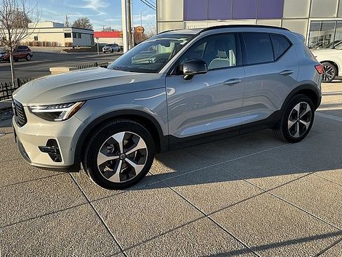 Certified 2025 Volvo XC40 B5 Plus image 11