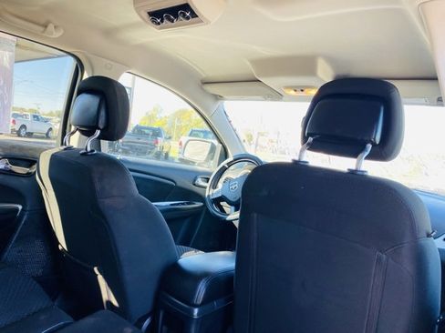 Used 2019 Dodge Journey SE image 12
