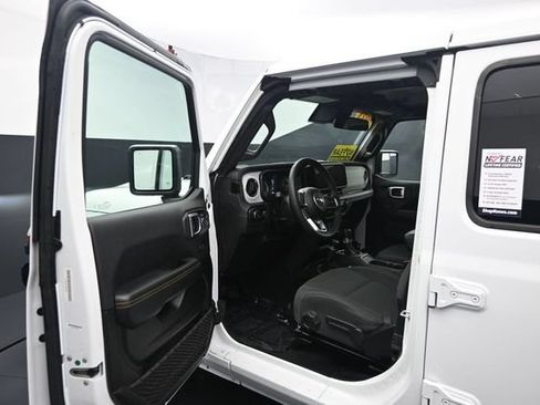 Used 2025 Jeep Wrangler Unlimited Sahara AWD/4WD image 12