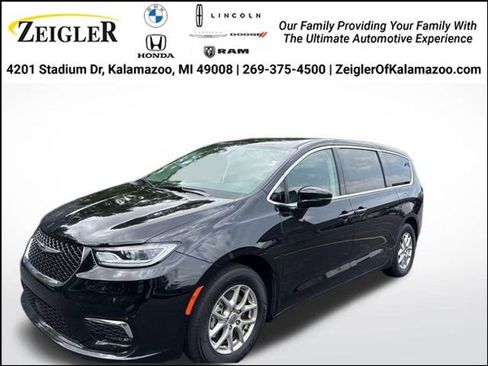 Used 2024 Chrysler Pacifica Touring-L image 1