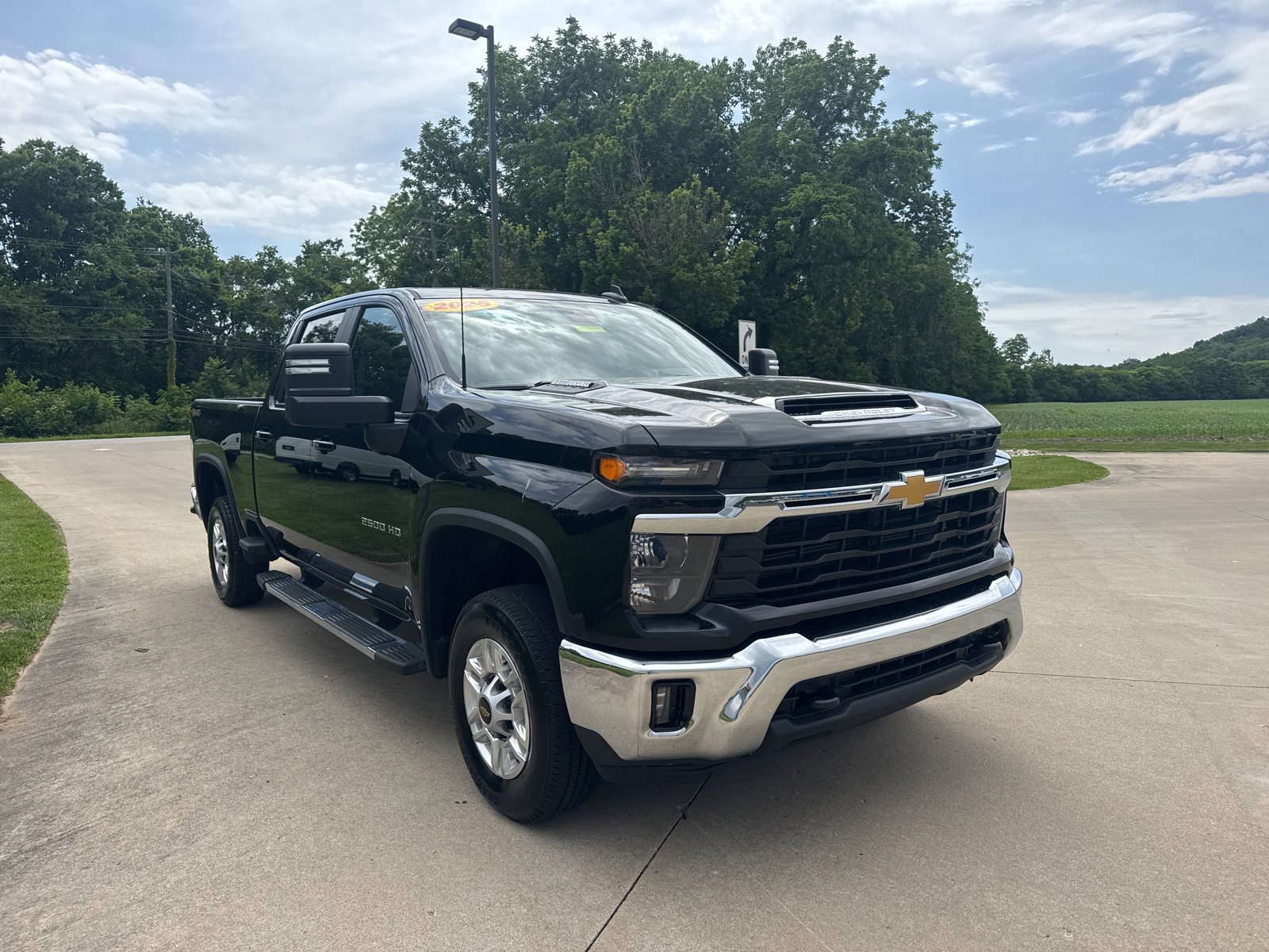 Used 2025 Chevrolet Silverado 2500 LT w/ Convenience Package AWD/4WD image 3