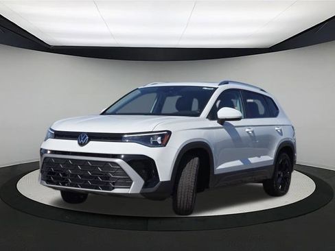 New 2025 Volkswagen Taos SE image 3