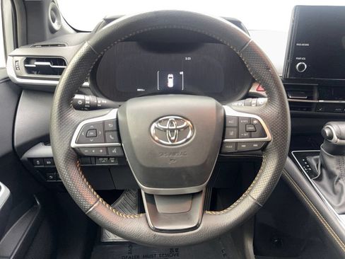 Used 2025 Toyota Sienna XLE Woodland Edition AWD/4WD image 57