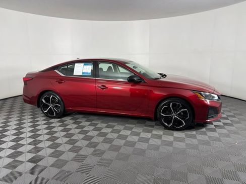 Used 2023 Nissan Altima 2.5 SR w/ SR Premium Package FWD image 5