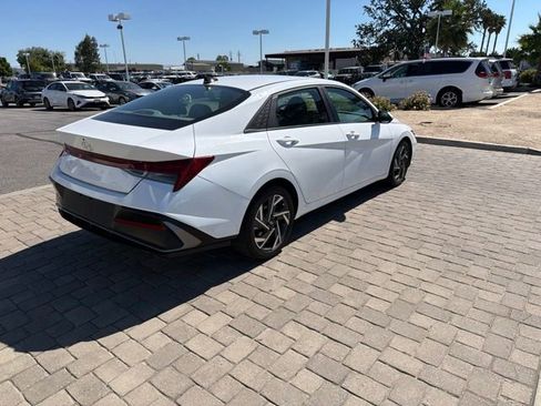 Used 2025 Hyundai Elantra SEL FWD image 3