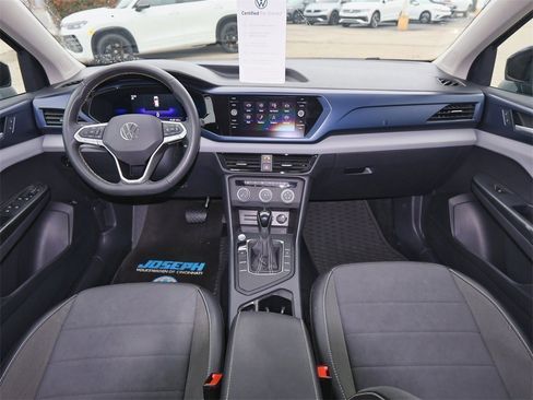 Certified 2022 Volkswagen Taos SE w/ Panoramic Sunroof Package image 16