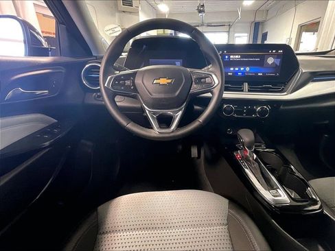 Used 2025 Chevrolet Trax LT w/ LT Convenience Package FWD image 17