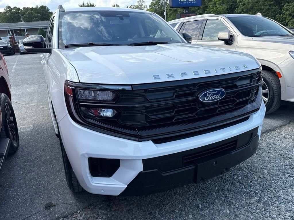 Used 2025 Ford Expedition Active AWD/4WD image 2