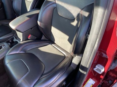 Used 2019 Jeep Cherokee Trailhawk w/ Cold Weather Group image 17