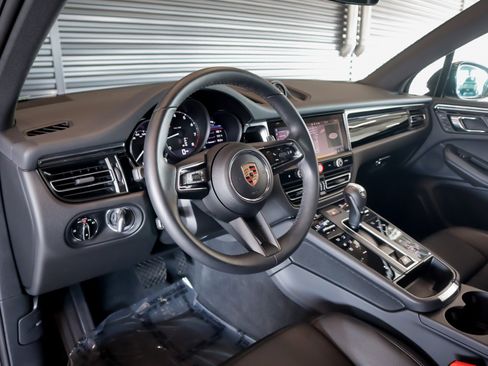 Certified 2025 Porsche Macan image 4