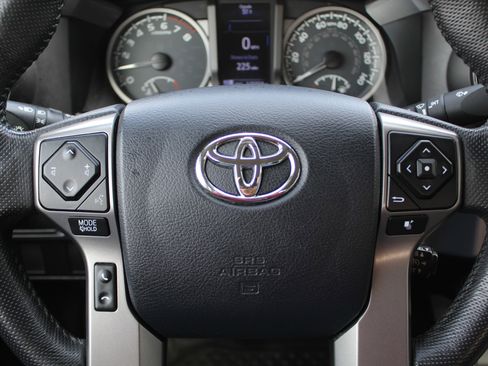 Used 2016 Toyota Tacoma SR5 w/ SR5 Appearance Package (SN) image 26