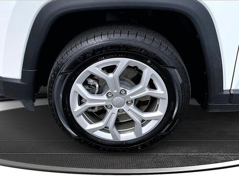 Used 2024 Jeep Compass Latitude image 34