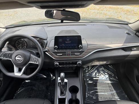 Used 2025 Nissan Altima 2.5 SV FWD image 31