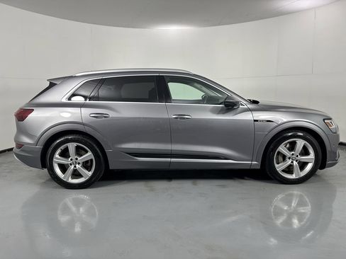Used 2019 Audi e-tron Prestige w/ Prestige Package AWD/4WD image 37