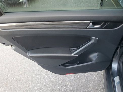 Certified 2022 Volkswagen Passat 2.0T R-Line image 7