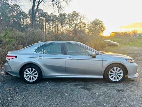 Used 2019 Toyota Camry LE image 14