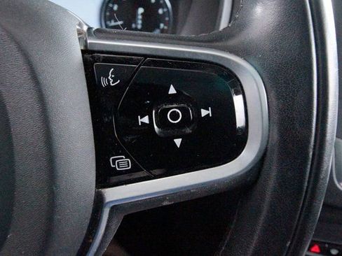 Used 2020 Volvo XC90 T6 Momentum image 17