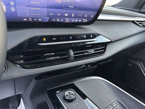 Used 2025 Buick Enclave Preferred image 32