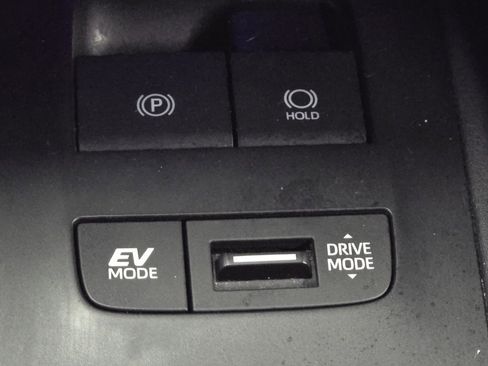 Used 2023 Toyota Venza LE image 10