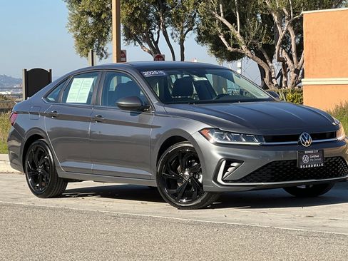 Certified 2025 Volkswagen Jetta SE image 2