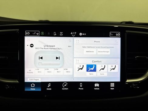 Used 2023 Chrysler Pacifica Touring-L FWD image 4