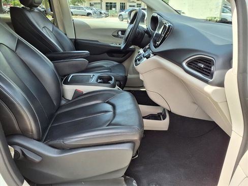 Used 2023 Chrysler Pacifica Touring-L FWD image 9