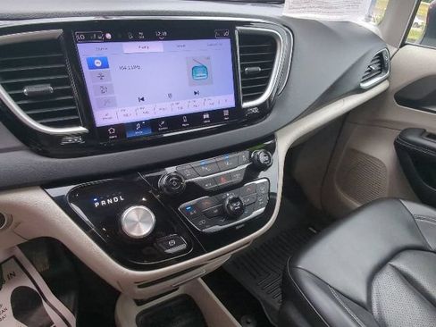 Certified 2023 Chrysler Pacifica Touring-L FWD image 17
