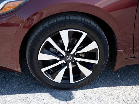 Used 2022 Nissan Sentra SV w/ SV Premium Package FWD image 9