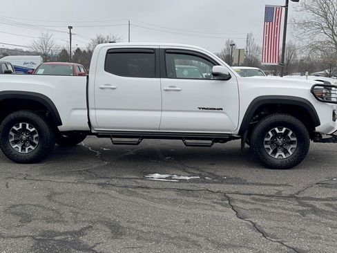 Certified 2022 Toyota Tacoma TRD Off-Road image 3