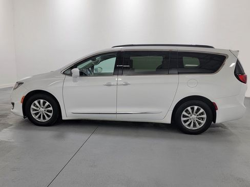 Used 2017 Chrysler Pacifica Touring-L FWD image 5