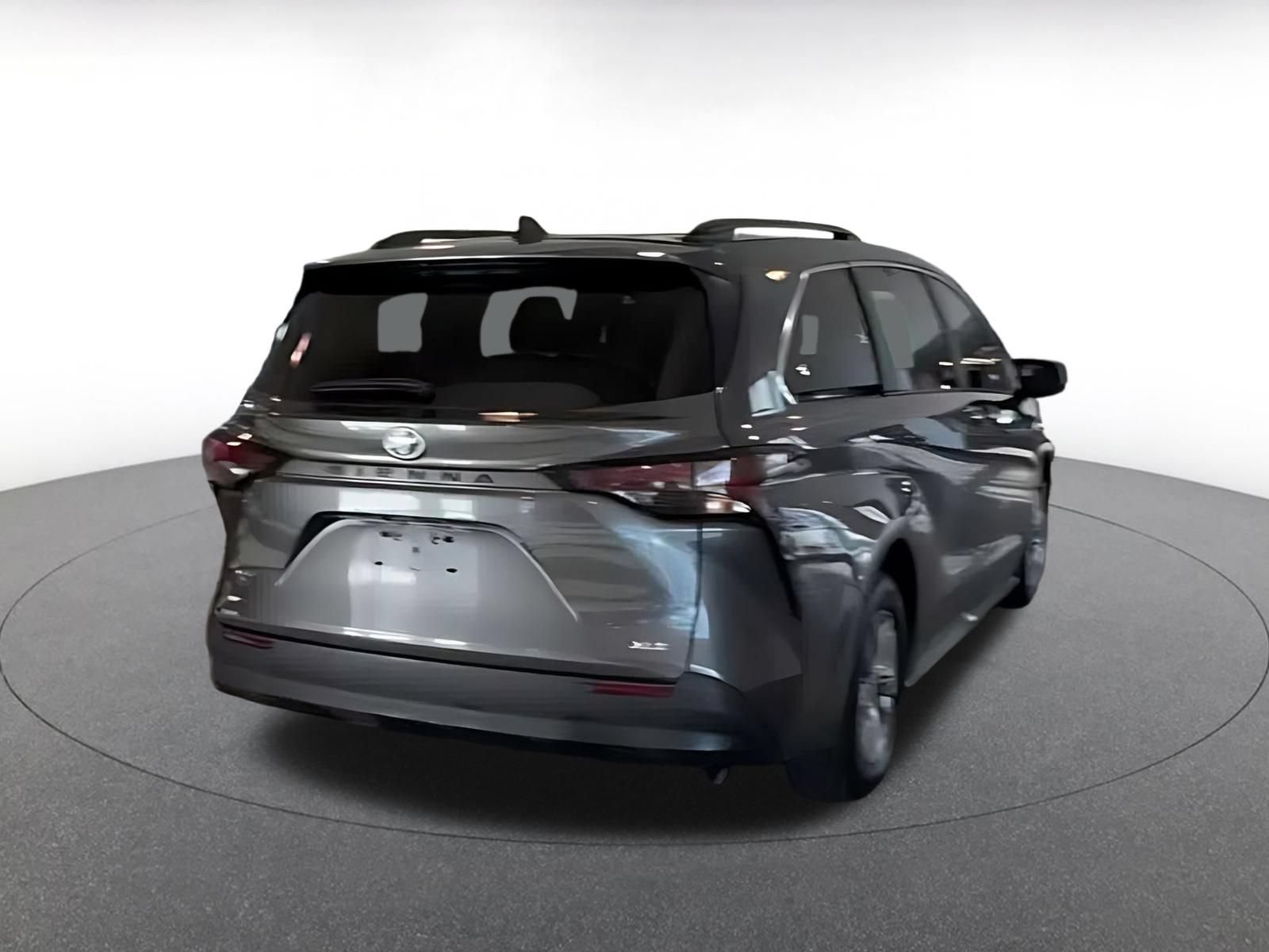Used 2025 Toyota Sienna XLE FWD image 13