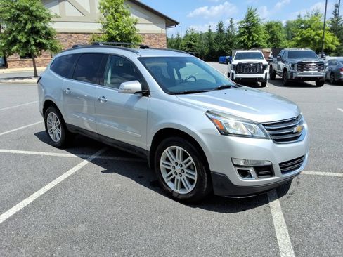 Used 2015 Chevrolet Traverse LT w/ Style and Technology Package FWD image 3