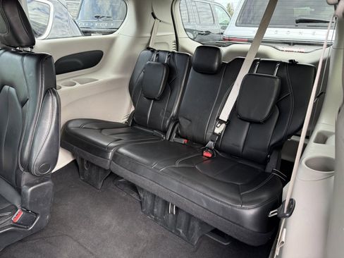 Used 2023 Chrysler Pacifica Touring-L image 15