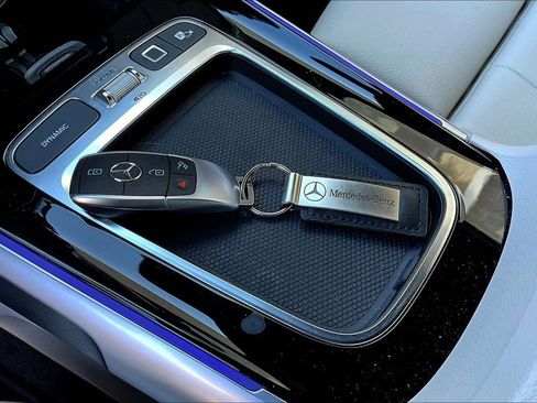 Used 2025 Mercedes-Benz GLB 250 4MATIC image 10