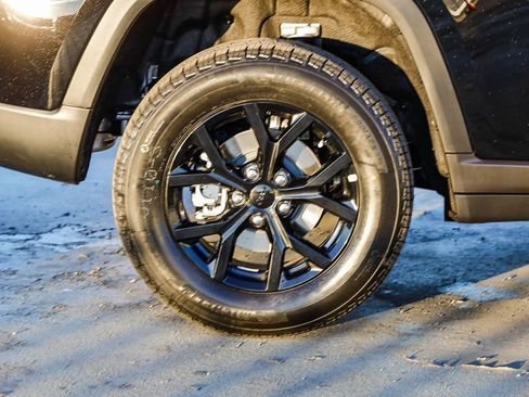 New 2025 Jeep Grand Cherokee Altitude image 12