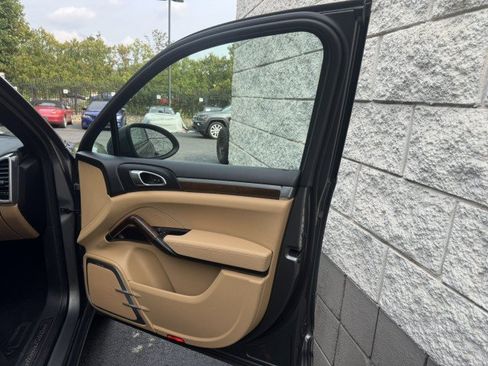 Used 2014 Porsche Cayenne Platinum Edition w/ Walnut Interior Package AWD/4WD image 39