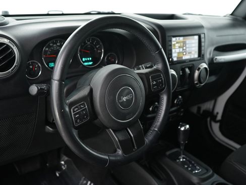 Used 2018 Jeep Wrangler Sahara w/ Connectivity Group AWD/4WD image 15