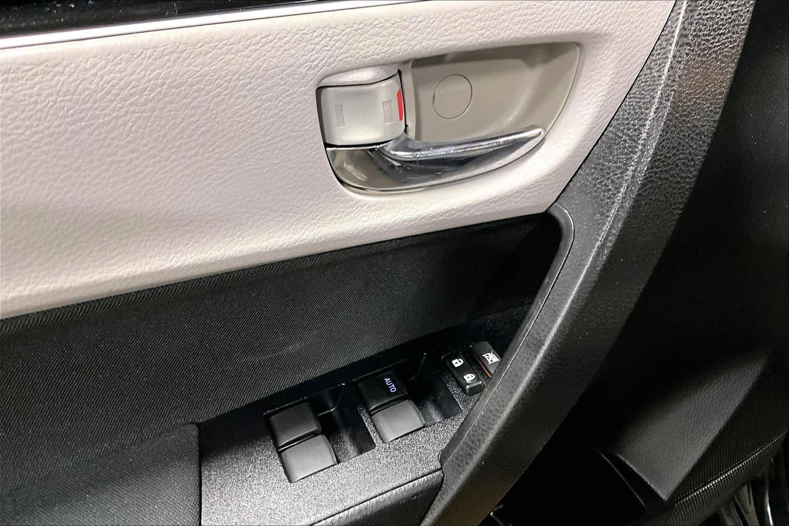 Used 2019 Toyota Corolla LE w/ Carpet Mat Package (TMS) FWD image 31